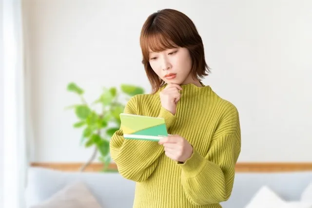 お手当相場を考える女性