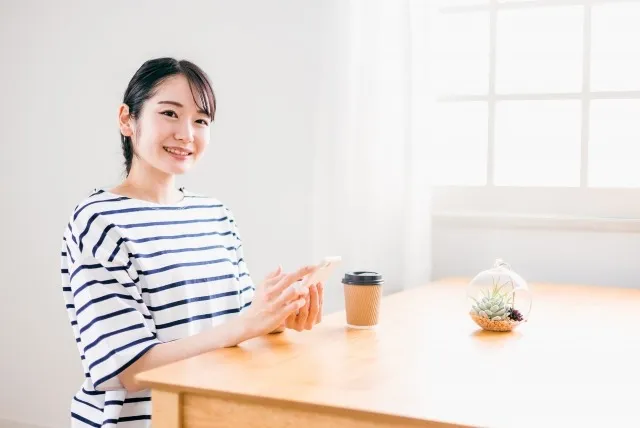スマートフォンを持つ女性