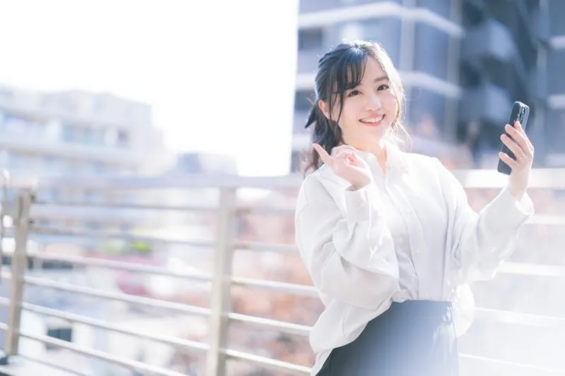 スマートフォンを持つ女性