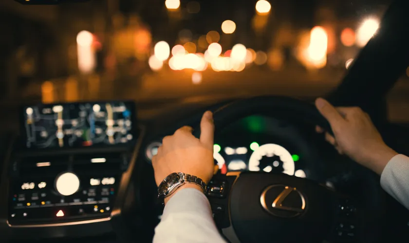 ハンドルを握る男性の画像