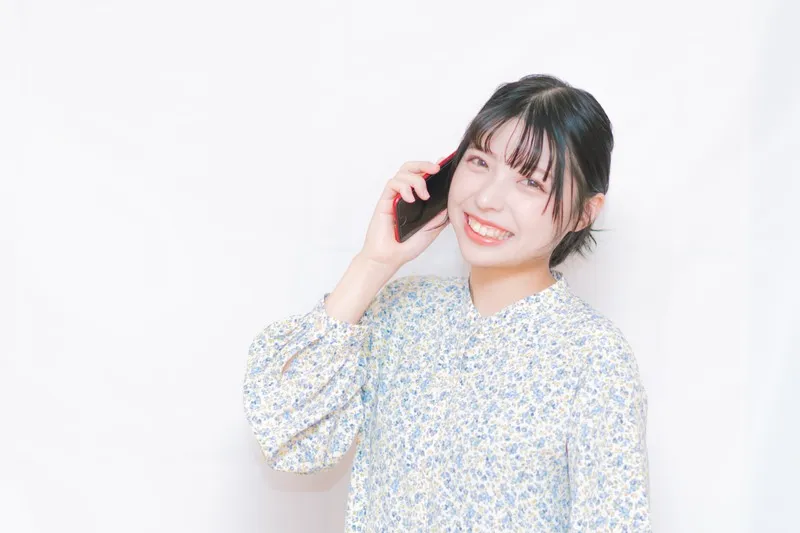 スマホをさわる女性