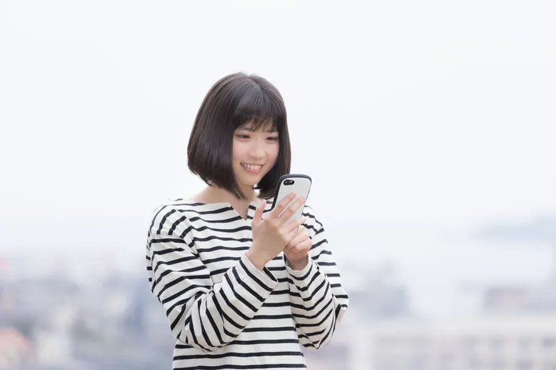 スマートフォンを操作する女性
