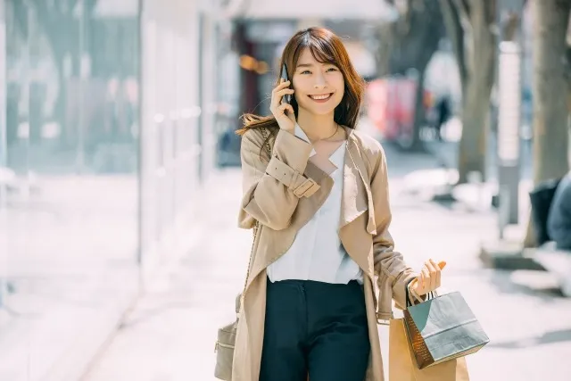 電話をしながら歩く女性