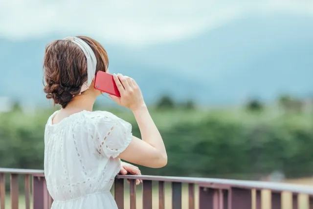 電話をする女性の後ろ姿