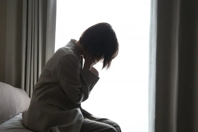 悩みを抱え込む女性