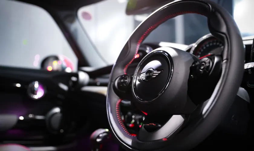 車内のハンドルの画像