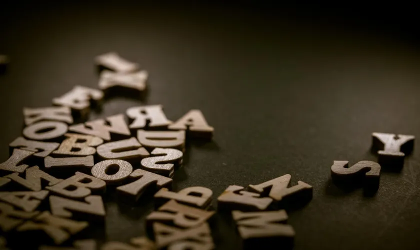 アルファベットが散りばめられた画像