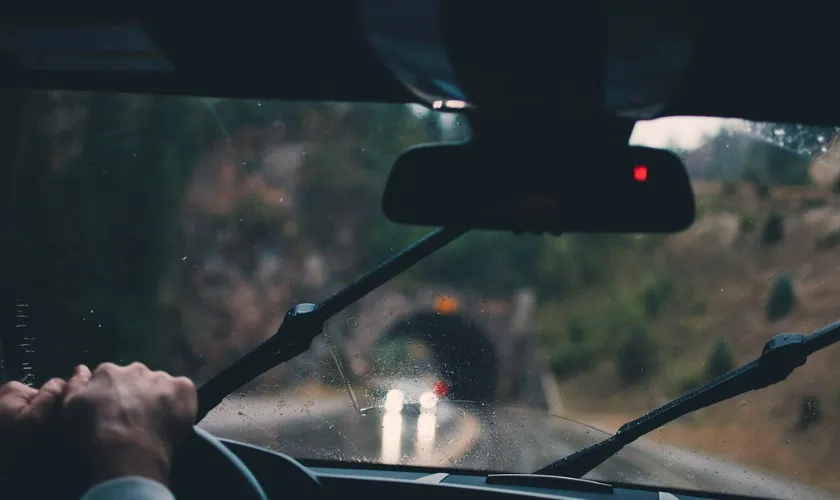 雨の中を走る車内の画像