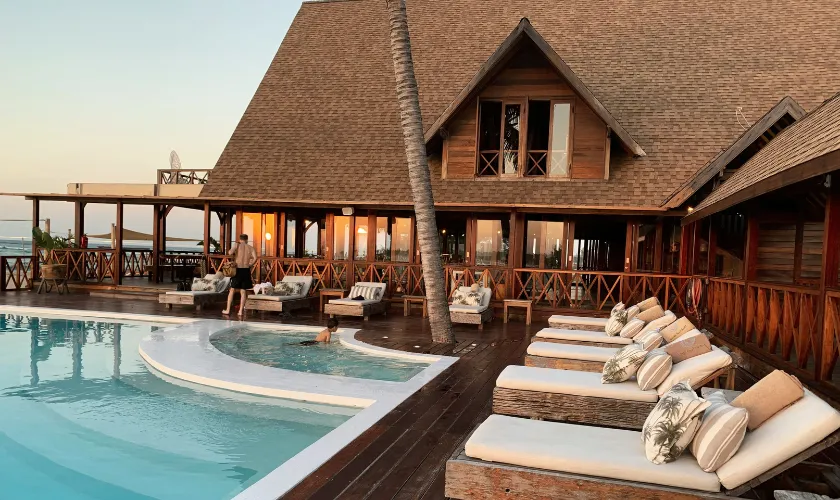 プールのあるホテルの風景