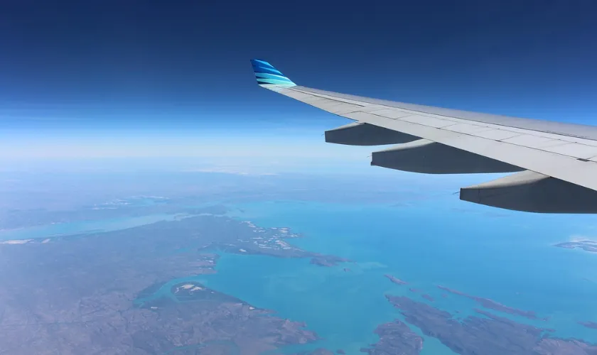 飛行機の羽が映った空の風景
挿入ページ