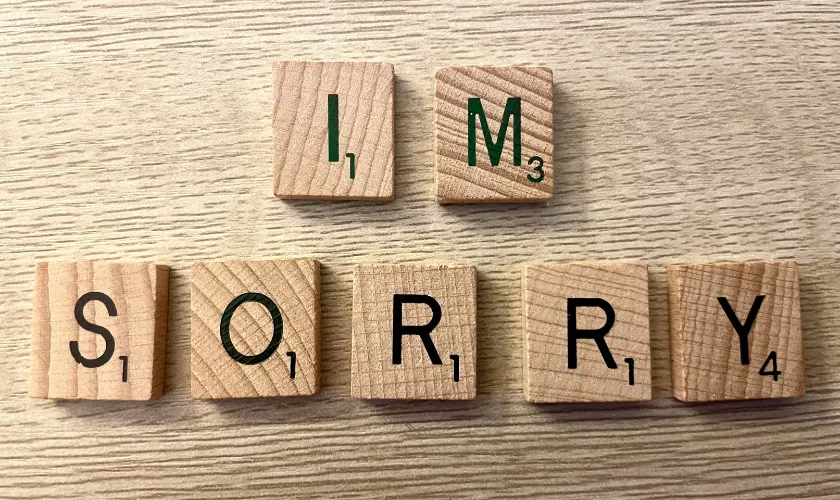 IMSORRYと書かれた木製のボックスが並んだ画像