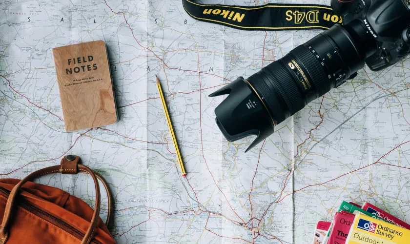 カメラや地図・鉛筆などが映った画像