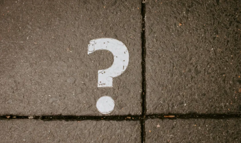 ？マークが描かれたコンクリートの画像