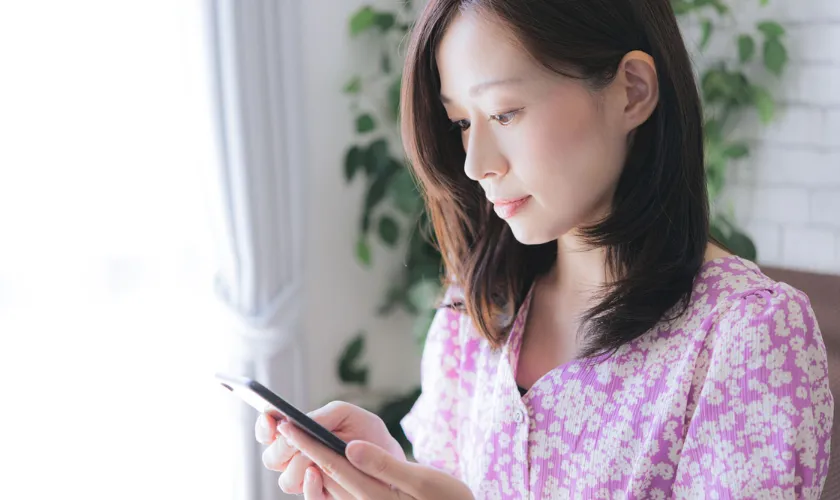 スマートフォンを操作する女性の様子