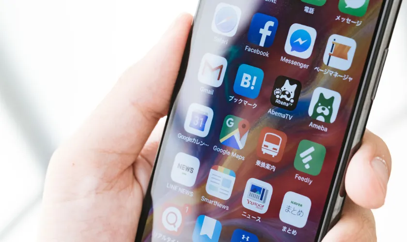 複数のアプリが表示されたスマーフォン
