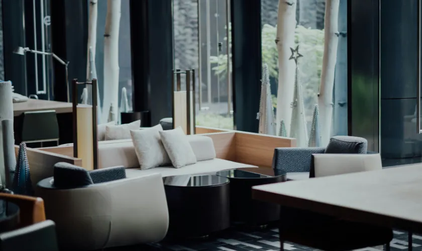 落ち着いた雰囲気のカフェ店内