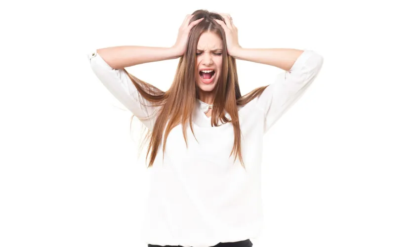 頭を抱えて困っている女性