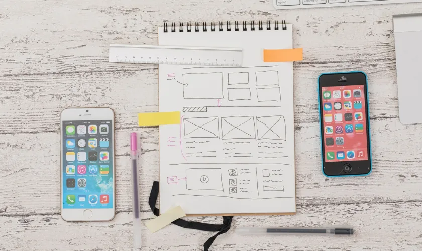 スマートフォンと文章が記入されたメモ