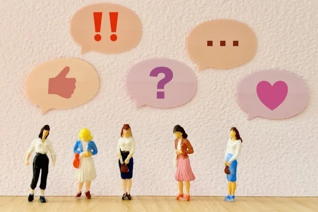 女性の人形と絵文字の吹き出し