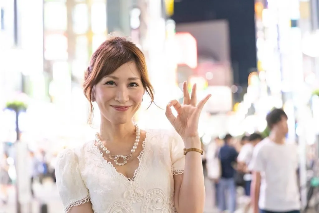 こちらをむく女性の画像