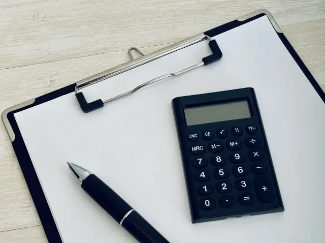 電卓とバインダー