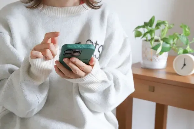 スマホを触る女性