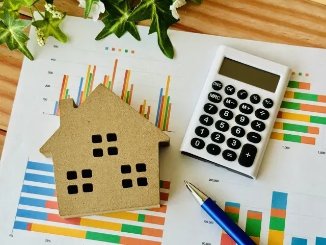 電卓と家の模型