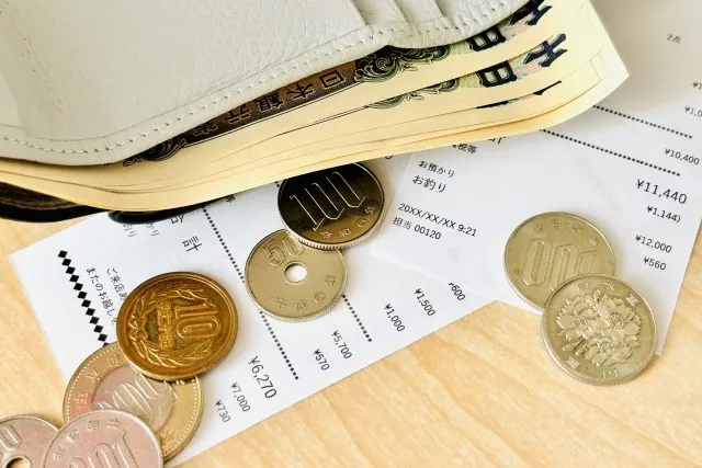 レシートとお金の画像