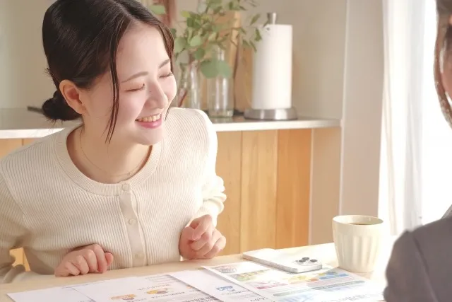 相談を聞く女性