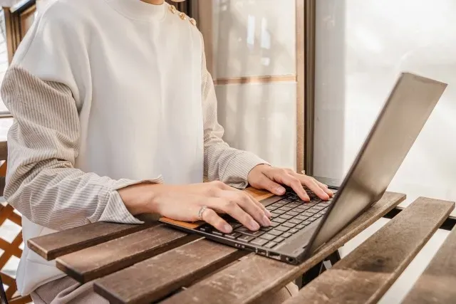 パソコンを操作する女性