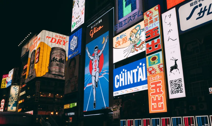 道頓堀の夜のネオン看板の風景