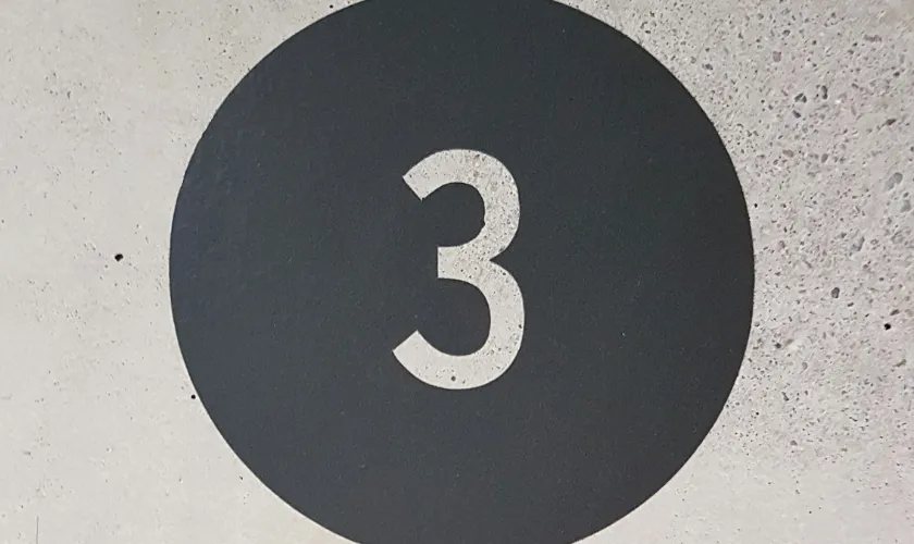 3と描かれた白板の画像