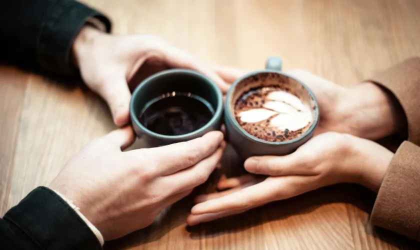 マグカップを持つ男女二人の写真
