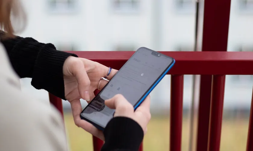 スマートフォンを操作する女性の手の画像