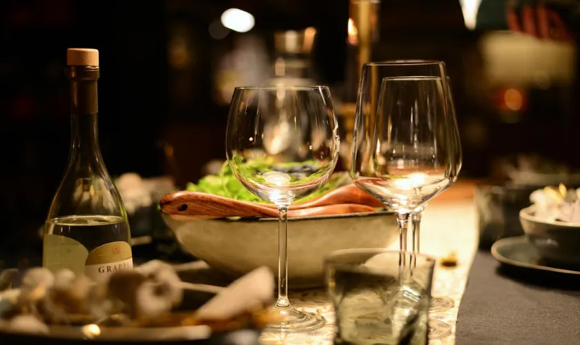 ワイングラスとワインボトルの写った写真