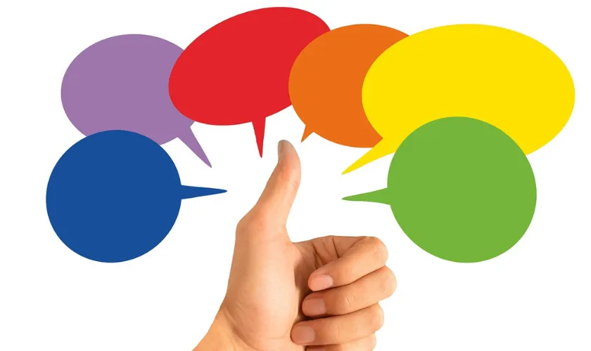 カラフルな吹き出しとグッドサインの手