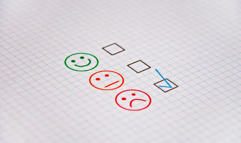 満足度評価のチェック項目で不機嫌な顔にチェックがついた写真