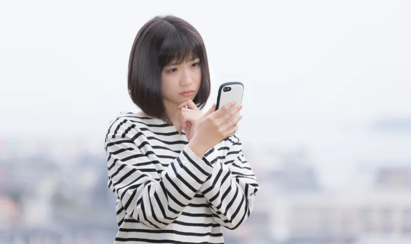 スマートフォンを見つめる女性