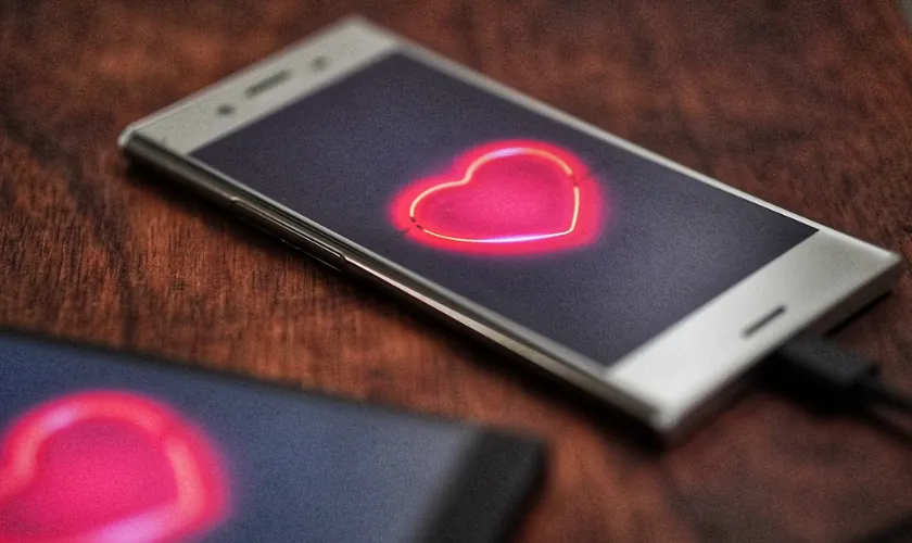 ハートマークが映ったスマートフォンの画面