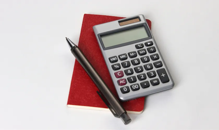 電卓とボールペンの映った写真