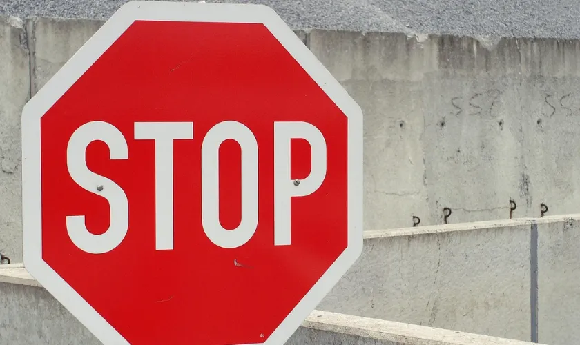 STOPと描かれた赤い看板