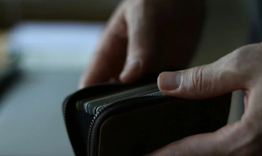 財布を手に持つ男性