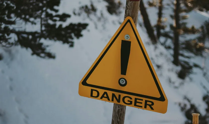 黄色の警告サインの看板