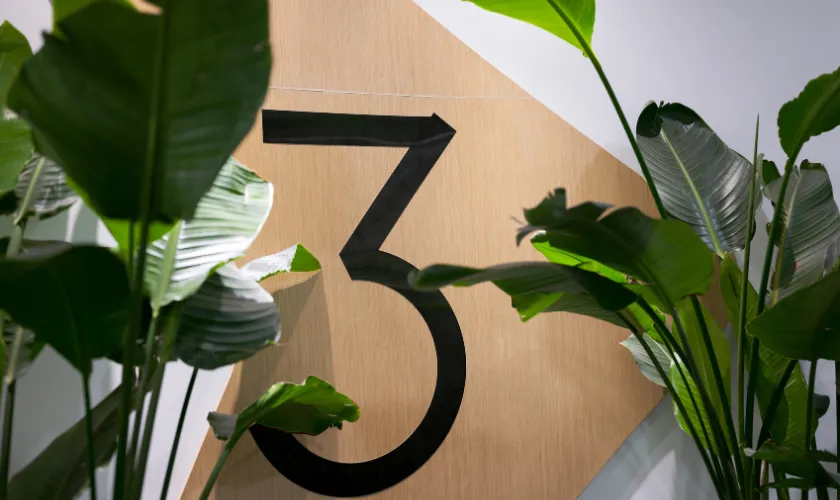 3と描かれた木製看板