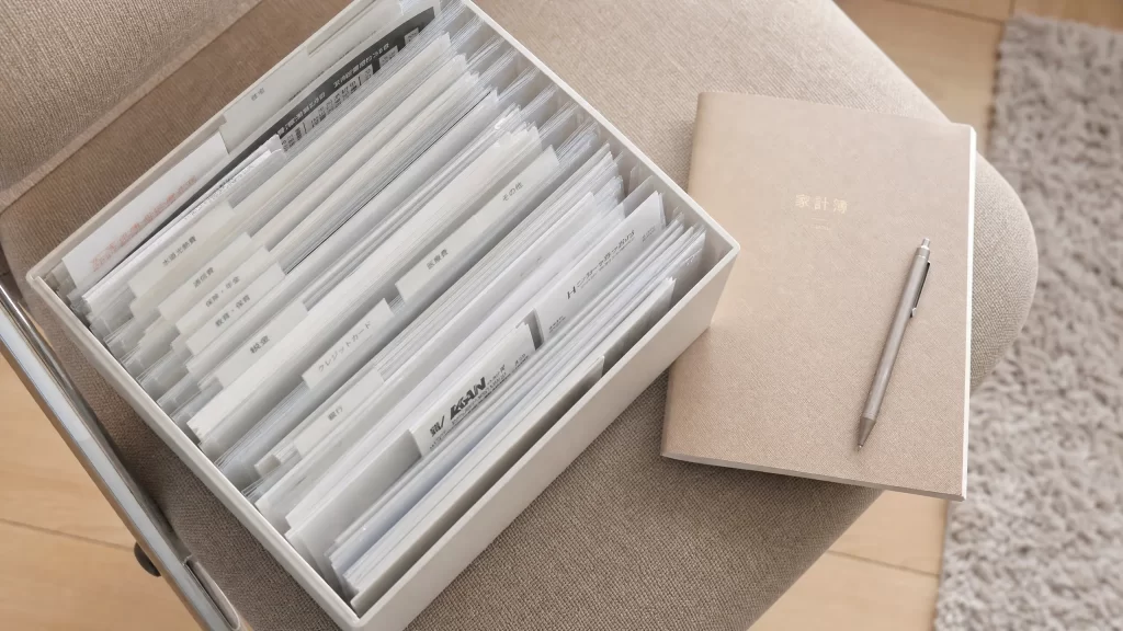 領収書とレシートが整理されたファイルボックス、家計簿の俯瞰写真