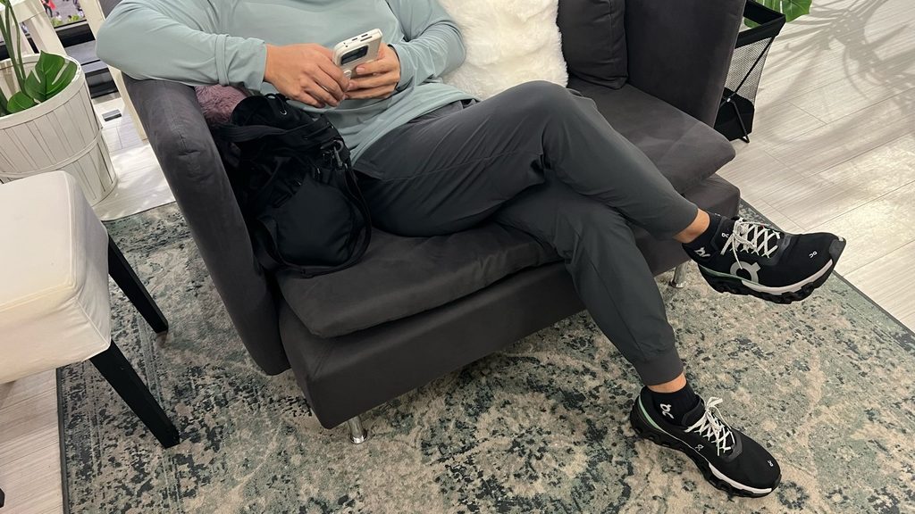 足を組んでソファーに座っている男性