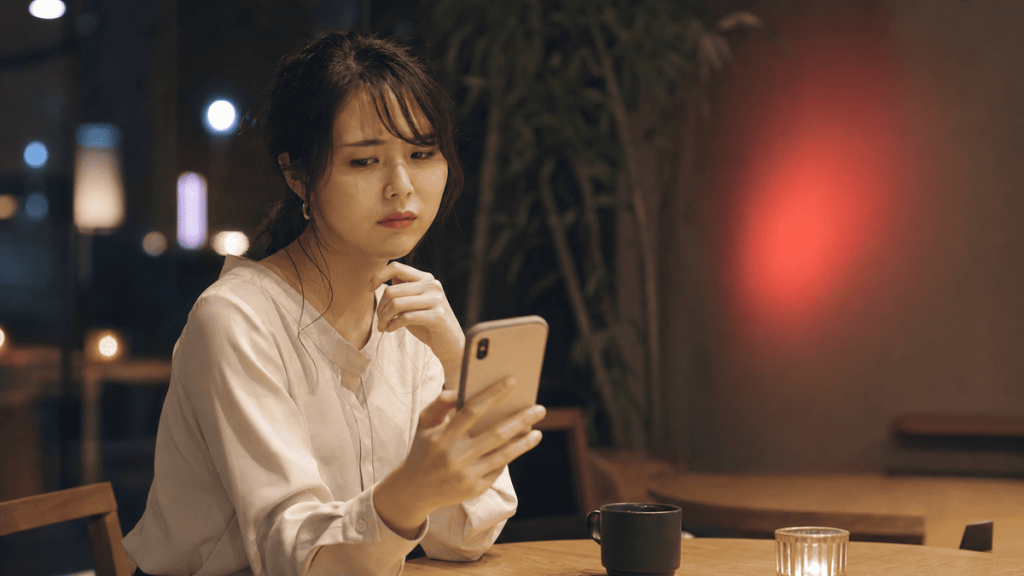 男性からのNGメッセージに困惑する女性のイメージ