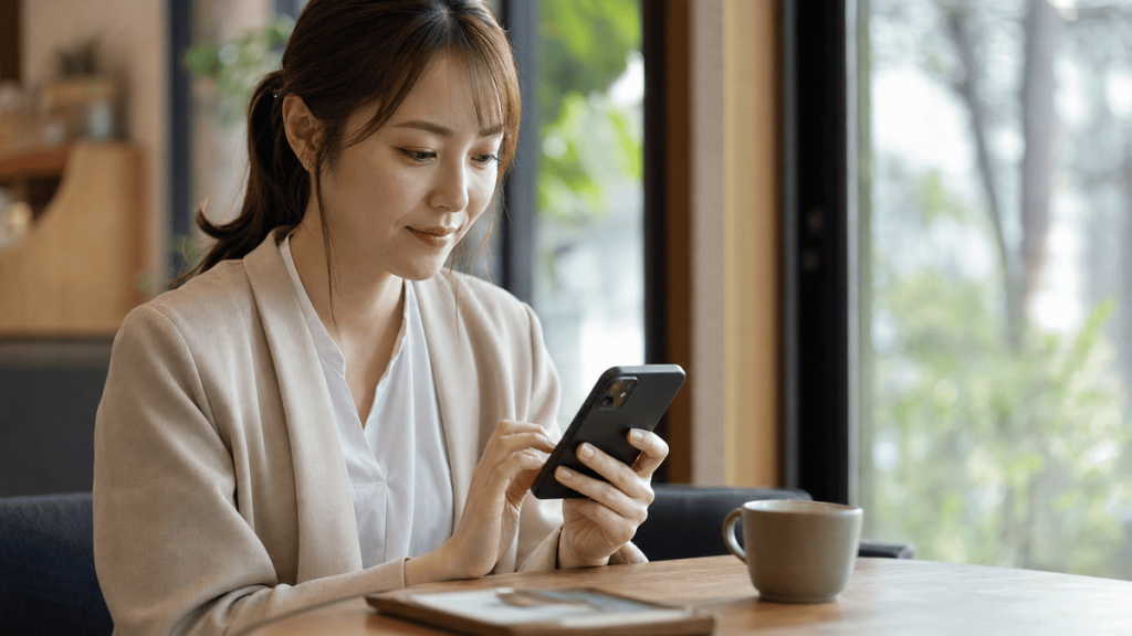 カフェでパパ活のお礼メッセージを送る女性