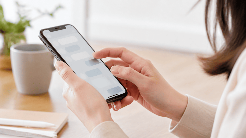 スマートフォンで掲示板に投稿している女性の手元